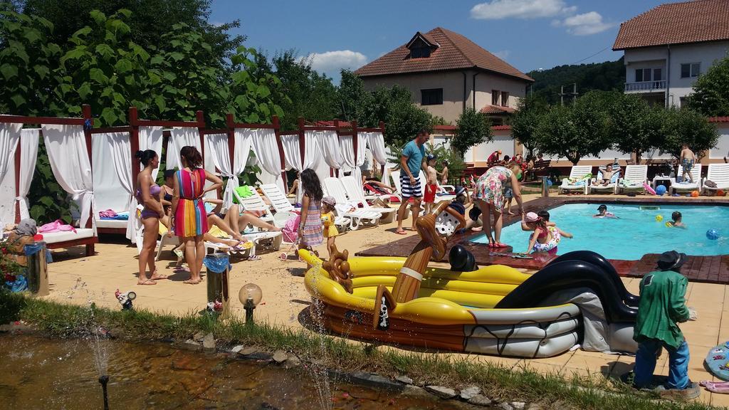 Hôtel Casa Alba à Râmnicu Vâlcea Extérieur photo